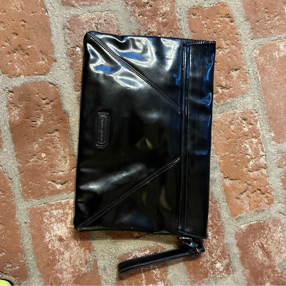 Kirna Zabete Large Clutch Wristlet • Black Patent • Red Rhinestone Kiss Lips - Picture 4 of 14